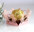 Detail einer lasergeschnittenen rosa Papiermanschette mit Rosen und Love-Schriftzug - Rosa