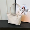 Elegante bolso tote de cuero granulado blanco crema con cadena dorada y doble asa - Blanco