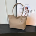 Bolso tote grande beige de piel granulada con elegante colgante de cadena dorada - Caqui