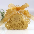 Dettaglio scatola regalo dorata intagliata al laser con motivi floreali e nastro decorativo - Oro