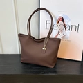 Bolso tote marrón oscuro en piel sintética granulada con cadena dorada y asas - Marrón