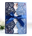 Invitación de boda calada con láser con lazo azul marino y patrón floral - Azul Profundo