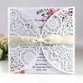Elegante invito di nozze bianco tagliato al laser con inserto floreale e fiocco crema - Bianco