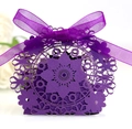 Détail macro de la boîte à bonbons violette découpée au laser avec motifs floraux - Violet foncé