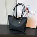 Elegante bolso tote negro en cuero granulado con cadena dorada y correas finas al hombro - Negro