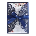 Marineblaue lasergeschnittene Hochzeitskarte mit Blumeneinlage und Samtschleife - Dunkelblau