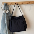 Minimalistische schwarze Nylon-Tragetasche mit großer Tasche und gewebtem Reißverschluss - Schwarz