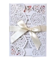 Elegante invitación de boda blanca cortada con láser con lazo beige y tarjeta floral rosa - Blanco
