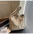 Beigefarbene Schultertasche aus Nylon mit gewebtem Reißverschluss für den Alltag - Khaki