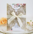 Detail der lasergeschnittenen Goldglitzer-Hochzeitseinladung mit Satinschleife - Glitzer Roségold