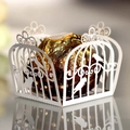Détail de la boîte à bonbons ajourée en forme de cage à oiseaux blanche découpée au laser - Blanc Étoilé