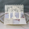 Detaillierte lasergeschnittene Hochzeitskarte mit 3D-Bogen und feinen Blumenmustern - Sternenweiß
