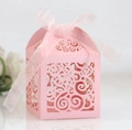 Scatola regalo rosa intagliata al laser con motivi a vite e dettaglio fiocco in nastro - Rosa