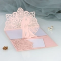 Detail der rosa lasergeschnittenen Hochzeitskarte mit Mr & Mrs Herz- und Ringdesign - Fleischrosa