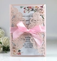 Lasergeschnittene Hochzeitseinladung mit rosa Hülle und Schleife auf weißem Grund - Hellrosa