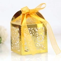 Dettaglio della scatola per confetti dorata traforata al laser con motivi floreali e fiocco - Oro Riflettente