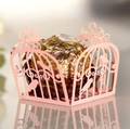 Primo piano della scatola di caramelle rosa tagliata al laser a forma di gabbia - Rosa