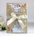 Détail de l'invitation de mariage découpée au laser avec coque dorée et nœud satin - Beige Or