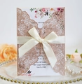 Laserschnitt Hochzeitseinladungen in Roségold-Glitzer mit creme Schleife und Blumenkarte - Glitzer Champagnergold