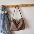 Retro brown oversized tote bag in distressed matte leather with buckle and eyelet details - Coffee (No Pendant)