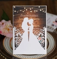 Invitation de mariage découpée au laser avec silhouette de couple et carte à grain de bois - Blanc