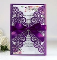 Détail d'invitation de mariage violette découpée au laser avec ruban de satin - Violet foncé