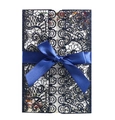 Detail der lasergeschnittenen Hochzeitseinladung mit blauem Glitzer und Seidenband - Glitzer Dunkelblau