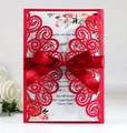 Détail du faire-part de mariage rouge découpé au laser avec nœud en satin et fleurs - Rouge Perlé