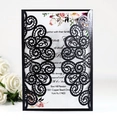 Détail d'invitation de mariage découpée au laser avec pochette noire et carte fleurie - Noir