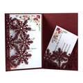 Détail de l'invitation flocon découpée au laser avec pochette bordeaux et fleurs - Rouge foncé