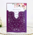 Elegante lila lasergeschnittene Hochzeitseinladungskarte mit floraler Spitze und weißer Karte - Dunkellila