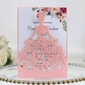 Invitación de boda láser con funda de vestido rosa y tarjeta interior floral - Rosa