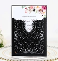 Detaillierte lasergeschnittene schwarze Spitze-Einladungskarte mit weißer Blumeneinlage - Schwarz