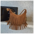 Detalle de un bolso hobo de ante marrón con flecos escalonados y cuentas de madera decorativas - Marrón