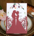 Détail de l'invitation de mariage bordeaux découpée au laser avec silhouette de couple - Rouge foncé