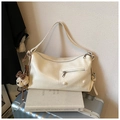Détail du sac à épaule blanc cassé avec poche zippée et charmant petit pendentif ours - Blanc avec pendentif