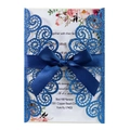 Invito matrimonio blu glitter tagliato al laser con nastro navy e inserto floreale - Blu Reale Scintillante