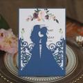 Invitation de mariage bleu marine découpée au laser avec silhouette romantique sur plateau - Bleu Magique