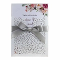 Invito di nozze laser cut con fiocco grigio argento e carta interna floreale - Bianco