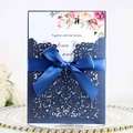 Partecipazione di nozze blu scuro tagliata al laser con fiocco in raso e fiori - Blu Magico