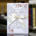 Lasercut-Hochzeitseinladung in Weiß mit Blumenmuster und elegantem Seidenband - Weiß