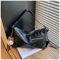 Détail d'un sac bandoulière noir en similicuir avec poche zippée et peluche chien - Noir avec pendentif
