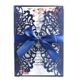 Marineblaue lasergeschnittene Hochzeitseinladung mit Schleife und Blumen-Einlegekarte - Magieblau