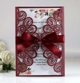 Invitation mariage bordeaux découpée au laser avec insert fleuri et ruban satiné - Rouge foncé