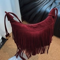 Bolso vintage burdeos con flecos largos y detalles de cuentas de madera en el asa - Rojo