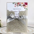 Invito a nozze champagne intagliato al laser con fiocco grigio argento e fiori - Grigio Argento