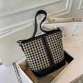 Bolso tipo cubo de pata de gallo en blanco y negro con correa de cuero y metal dorado - Negro