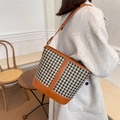 Bolso cubo clásico de pata de gallo en cuero marrón y tweed con correa larga - Marrón