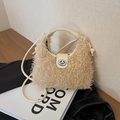 Bolso bandolera de borreguillo beige con textura de felpa y cierre de broche metálico - Caqui