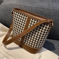 Bolso cubo de cuero marrón y pata de gallo con correa ancha y costuras en contraste - Marrón